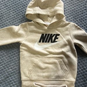 Nike sweatsuit barely worn. 3T